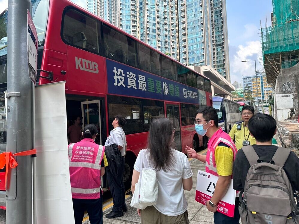 港鐵指,相關車站有加派職員指引及協助乘客,以及加强乘客資訊發放。(港鐵圖片)