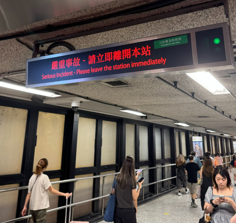港鐵藍田站月台有設備冒煙,一度暫時關閉。港鐵及消防人員正在現場處理。(Threads)