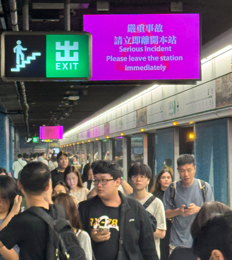 港鐵藍田站月台有設備冒煙,一度暫時關閉。港鐵及消防人員正在現場處理。(Threads)