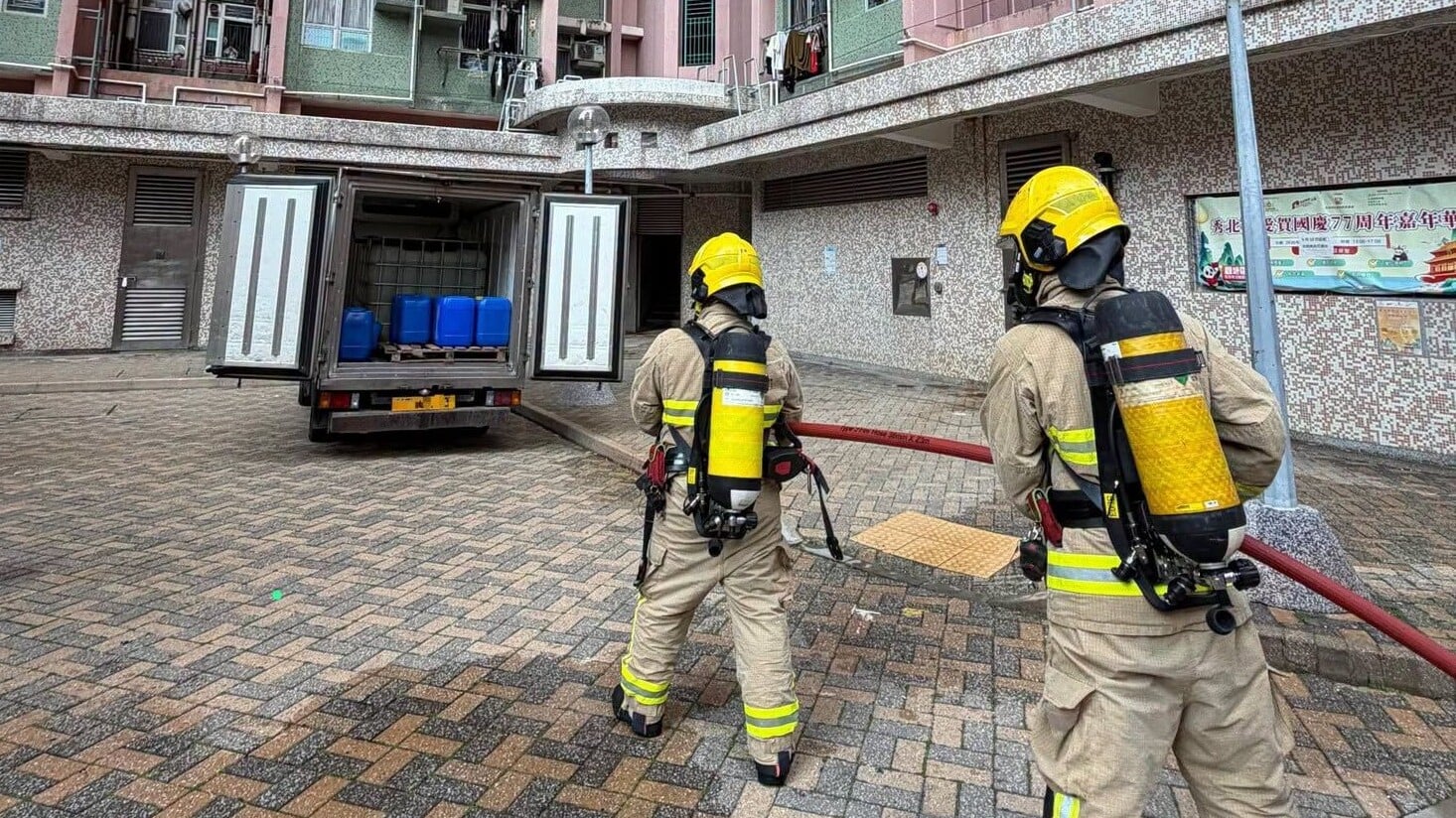 消防處聯同香港海關及警務處在觀塘秀茂坪邨採取聯合行動，搗破一個非法加油站。行動中檢獲約900公升汽油，並拘捕1人。(消防處fb)