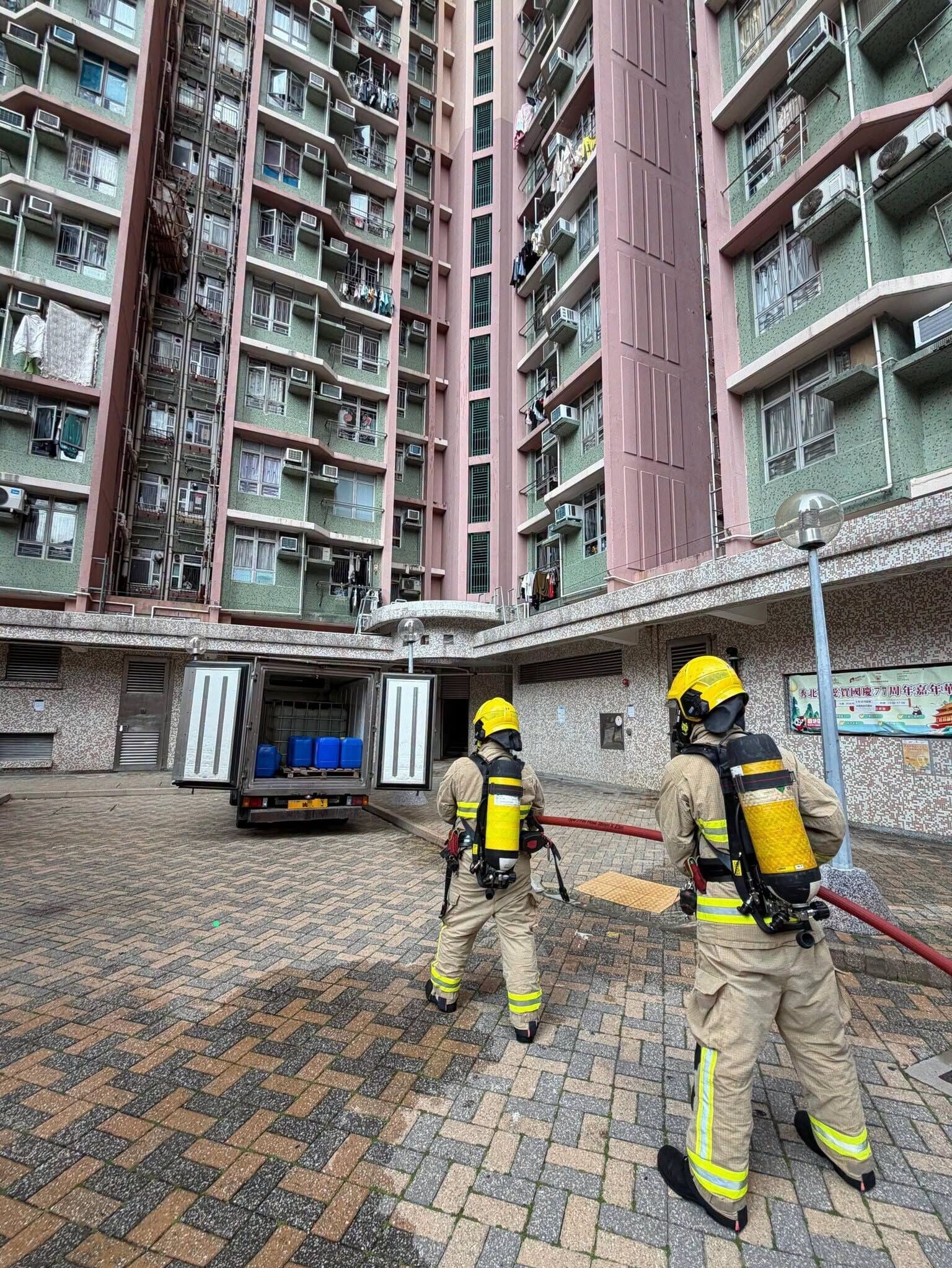 消防處聯同香港海關及警務處在觀塘秀茂坪邨採取聯合行動,搗破一個非法加油站。行動中檢獲約900公升汽油,並拘捕1人。(消防處fb)