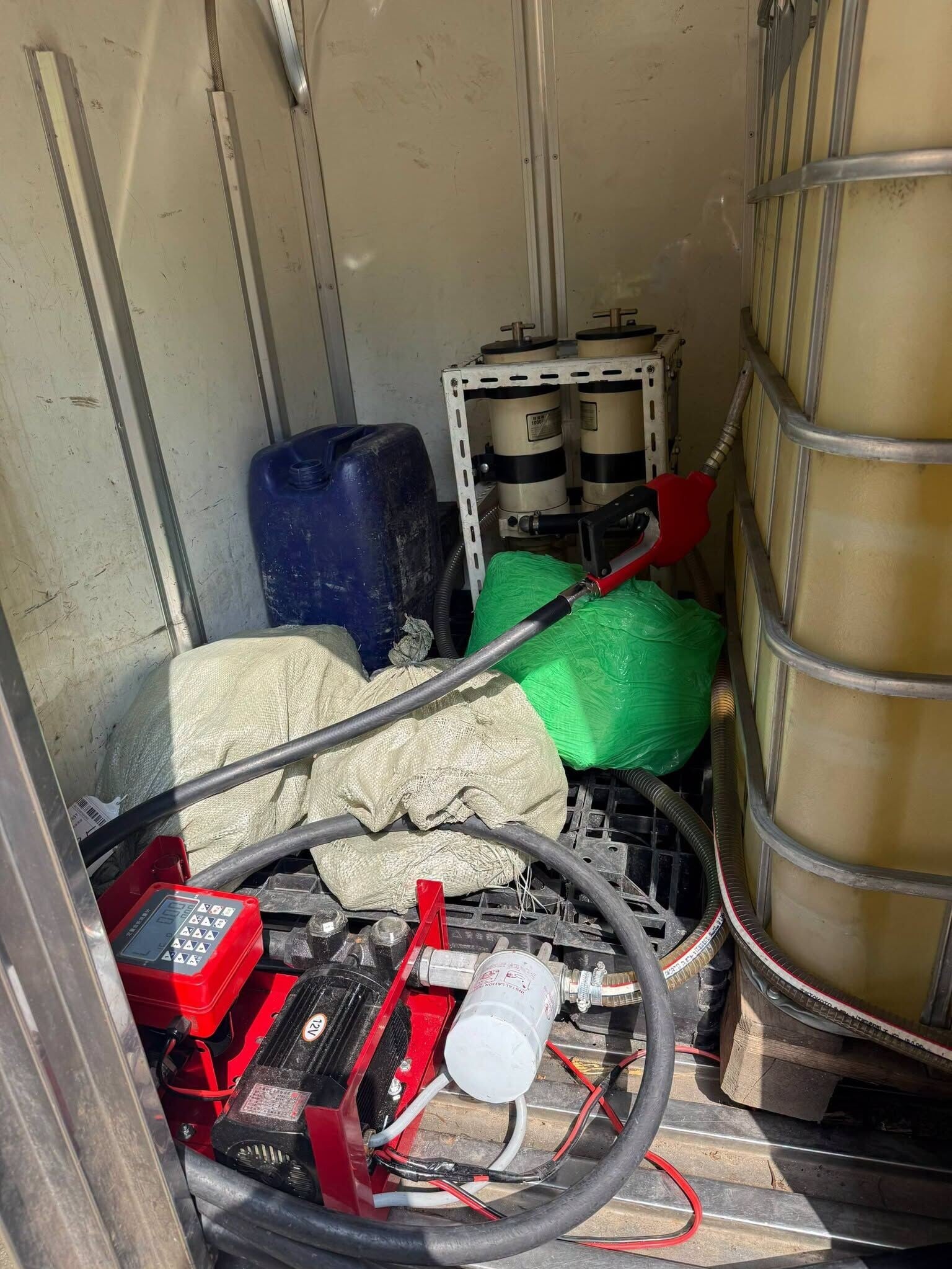 消防處聯同香港海關及警務處在觀塘秀茂坪邨採取聯合行動,搗破一個非法加油站。行動中檢獲約900公升汽油,並拘捕1人。(消防處fb)