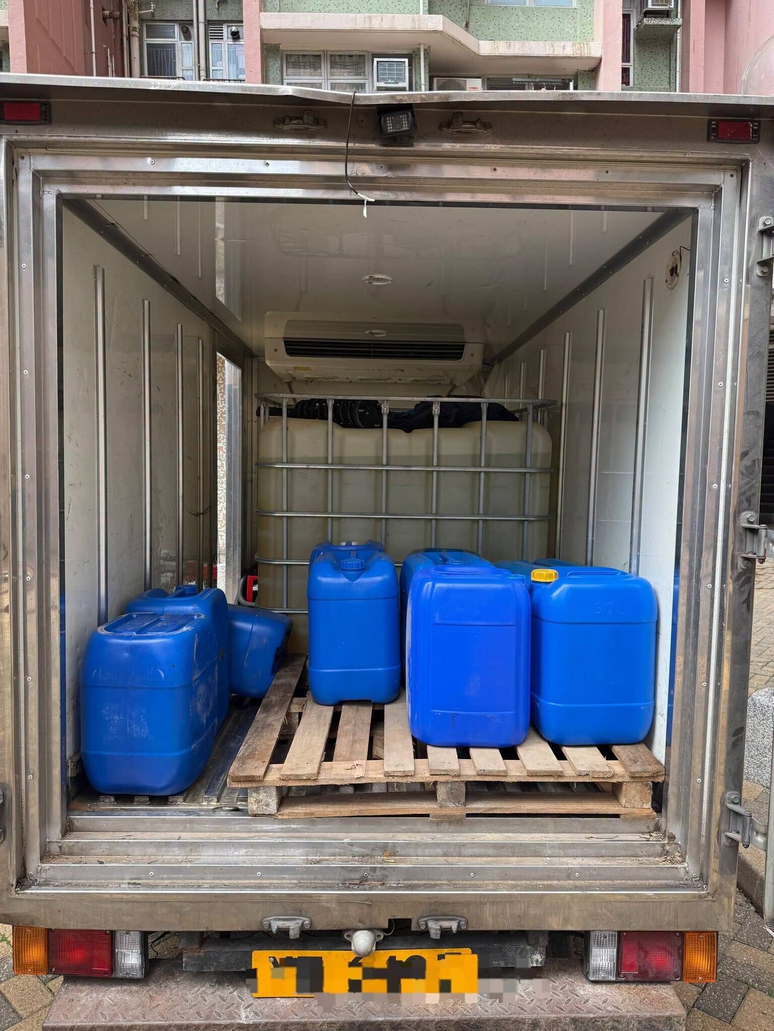 消防處聯同香港海關及警務處在觀塘秀茂坪邨採取聯合行動,搗破一個非法加油站。行動中檢獲約900公升汽油,並拘捕1人。(消防處fb)