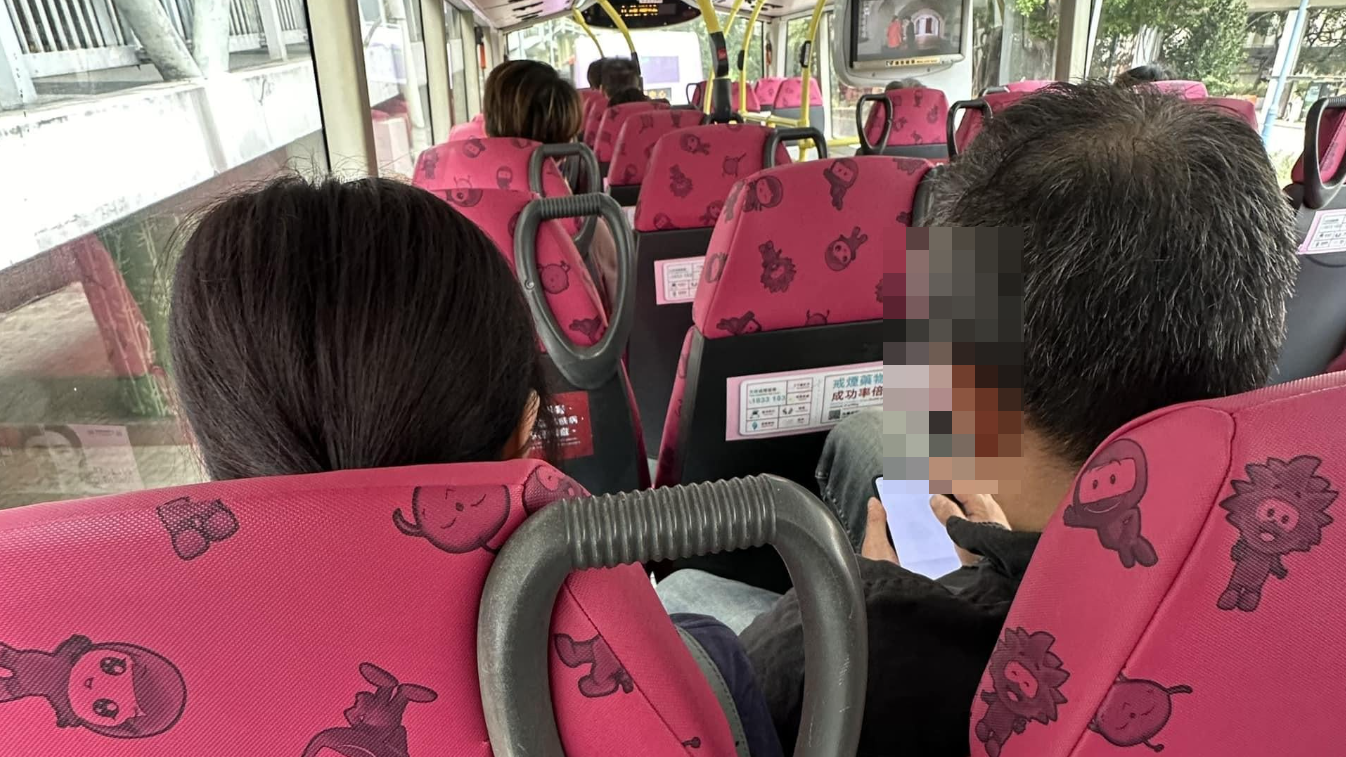 經常有欠缺公德心乘客於公共交通工具上作出不禮貌行為，包括在車廂內以手機大聲播放影片或音樂、通電話(資料圖片)