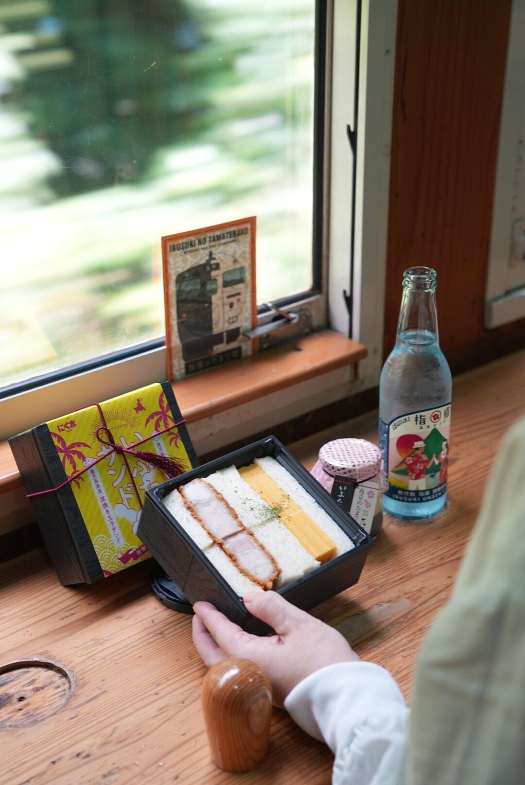 火車上出售玉手箱布丁¥440、 指玉三文治¥1000