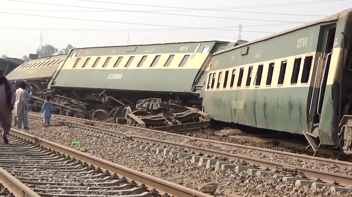 巴基斯坦中部旁遮普省13日凌晨發生客運列車出軌事故。（圖／美聯社）