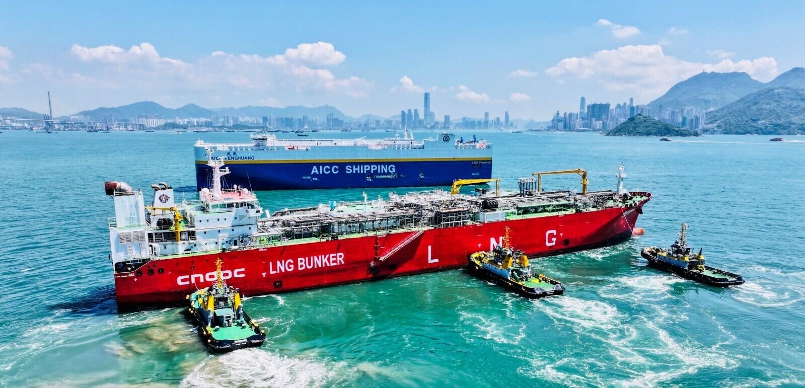 香港水域的首次汽車滾裝船LNG加注作業,於西面 3號錨地成功完成。約2,600立方米LNG在六小時內,加注至雙燃料汽車滾裝船「鳳凰」輪。