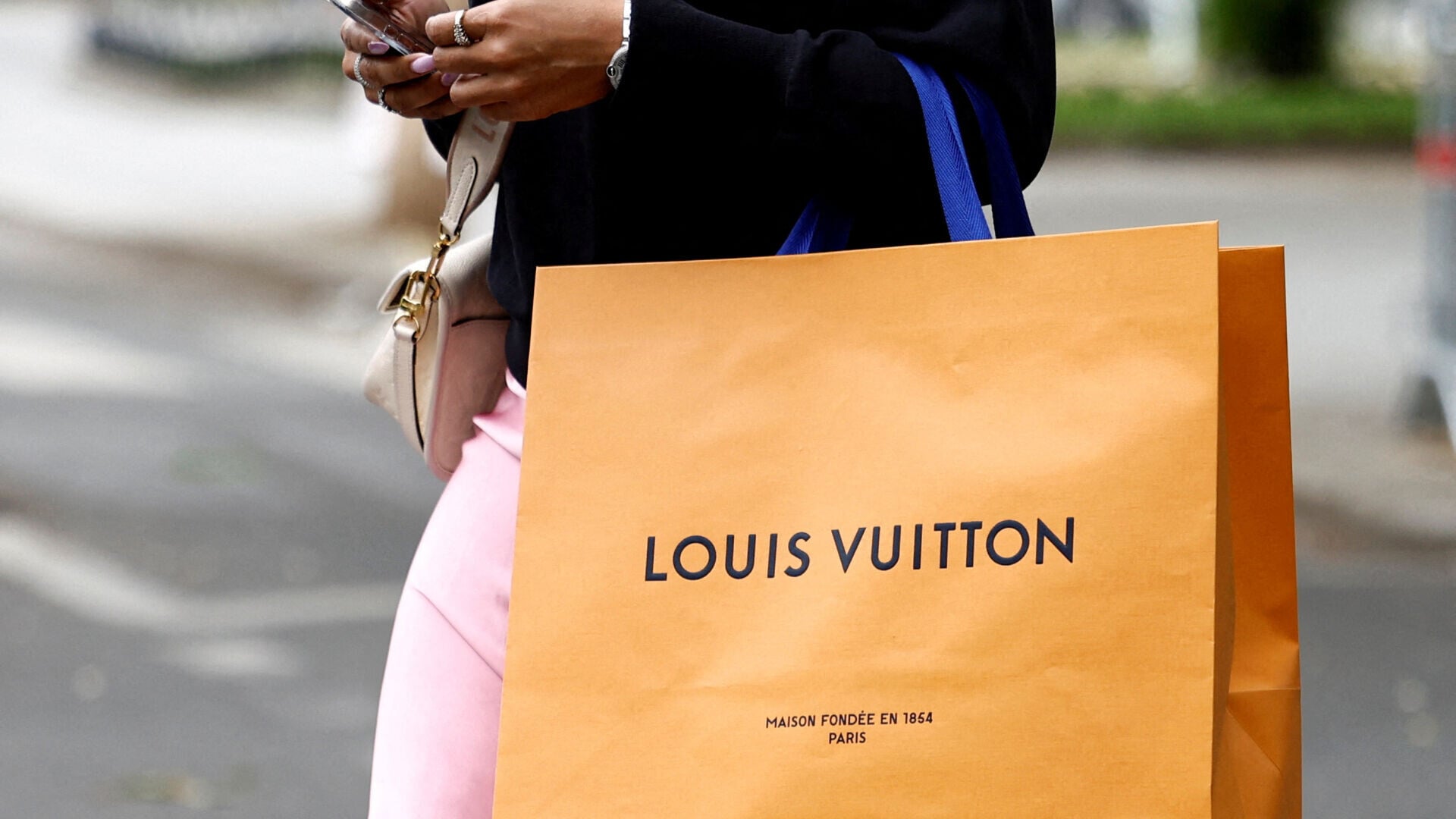 LVMH公布第三季業績，時裝及皮具業務收入按年跌5%，跌幅遠超市場預期。(資料圖片/路透社)