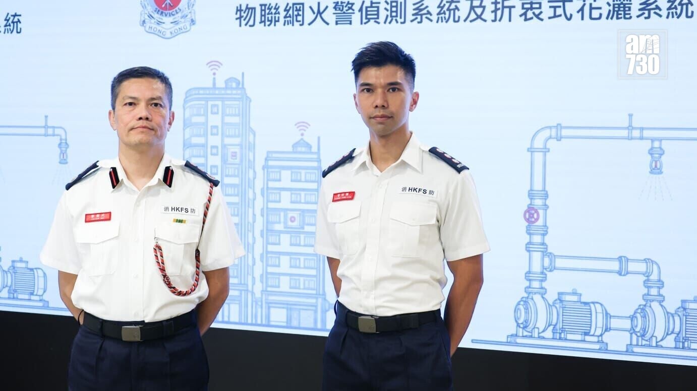 黎健武(左)和助理消防區長(樓宇改善策略及特別行動)曾昭樂介紹計劃詳情。(周令知攝)