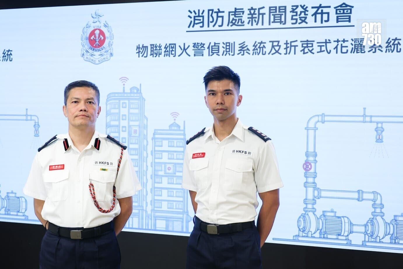 黎健武(左)和助理消防區長(樓宇改善策略及特別行動)曾昭樂介紹計劃詳情。(周令知攝)