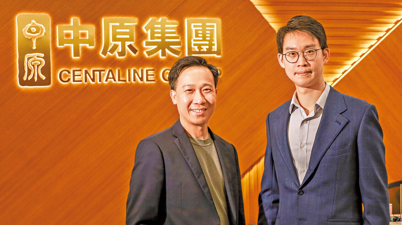 中原窗景現覆蓋40萬個單位景觀；圖右為施俊嶸，左為吳煒溢 。(鍾式明攝)