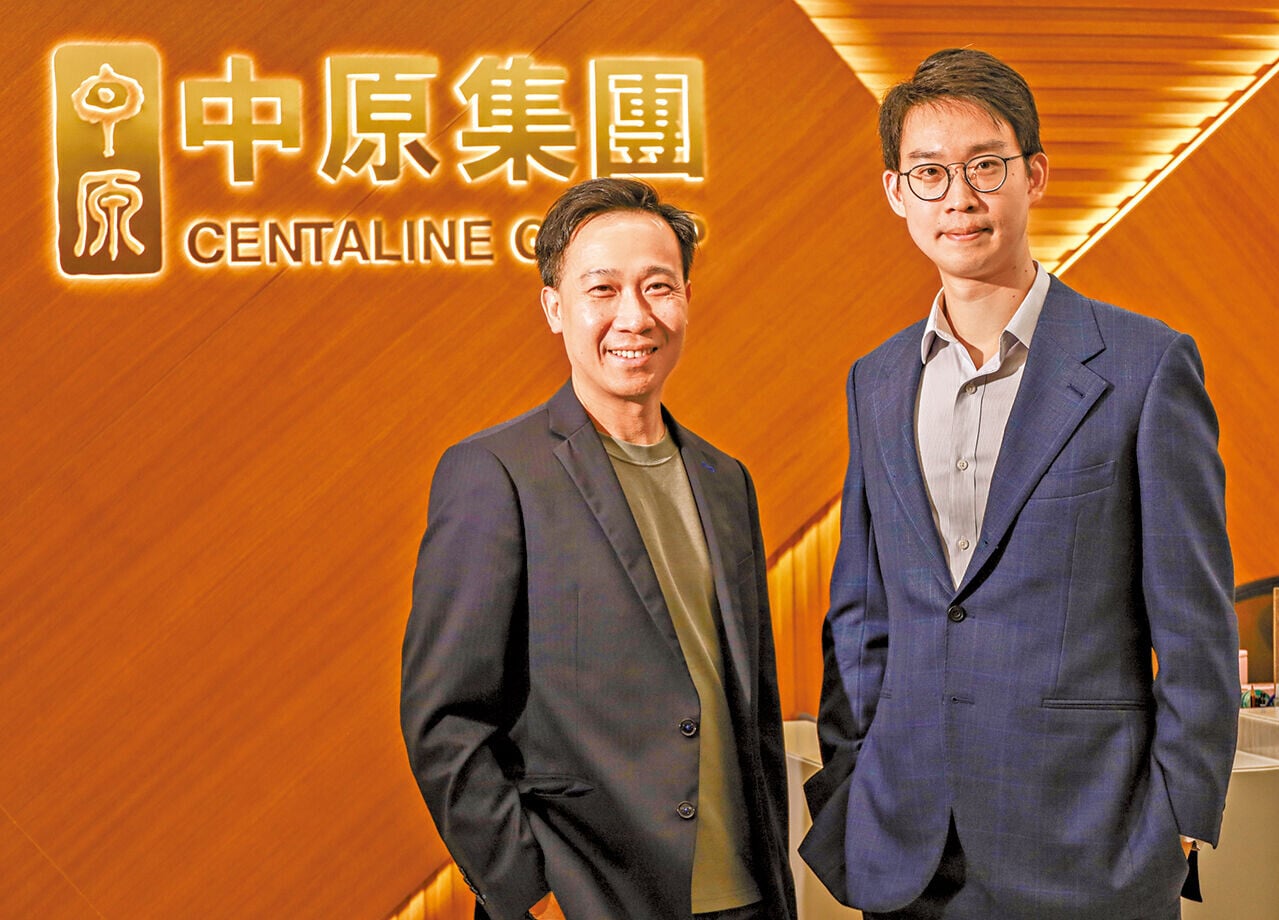 中原窗景現覆蓋40萬個單位景觀;圖右為施俊嶸,左為吳煒溢 。(鍾式明攝)
