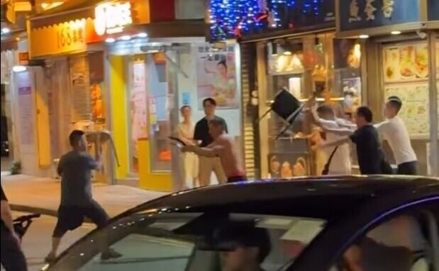 赤膊男雖然寡不敵眾,但持一條疑似皮帶物體頑強抵抗。(FB/車cam L(香港群組))