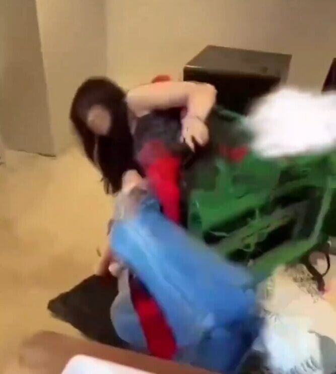 有的人為了讓女直播主不斷地旋轉,一口氣作多次打賞,把女直播主轉到不停地喊叫。(微博)