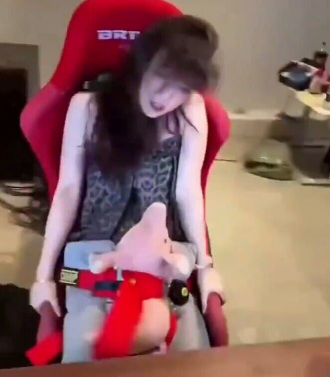 女直播回到直播鏡頭前時已頭披髻散,表現出虛脫狼狽的表情。(微博)