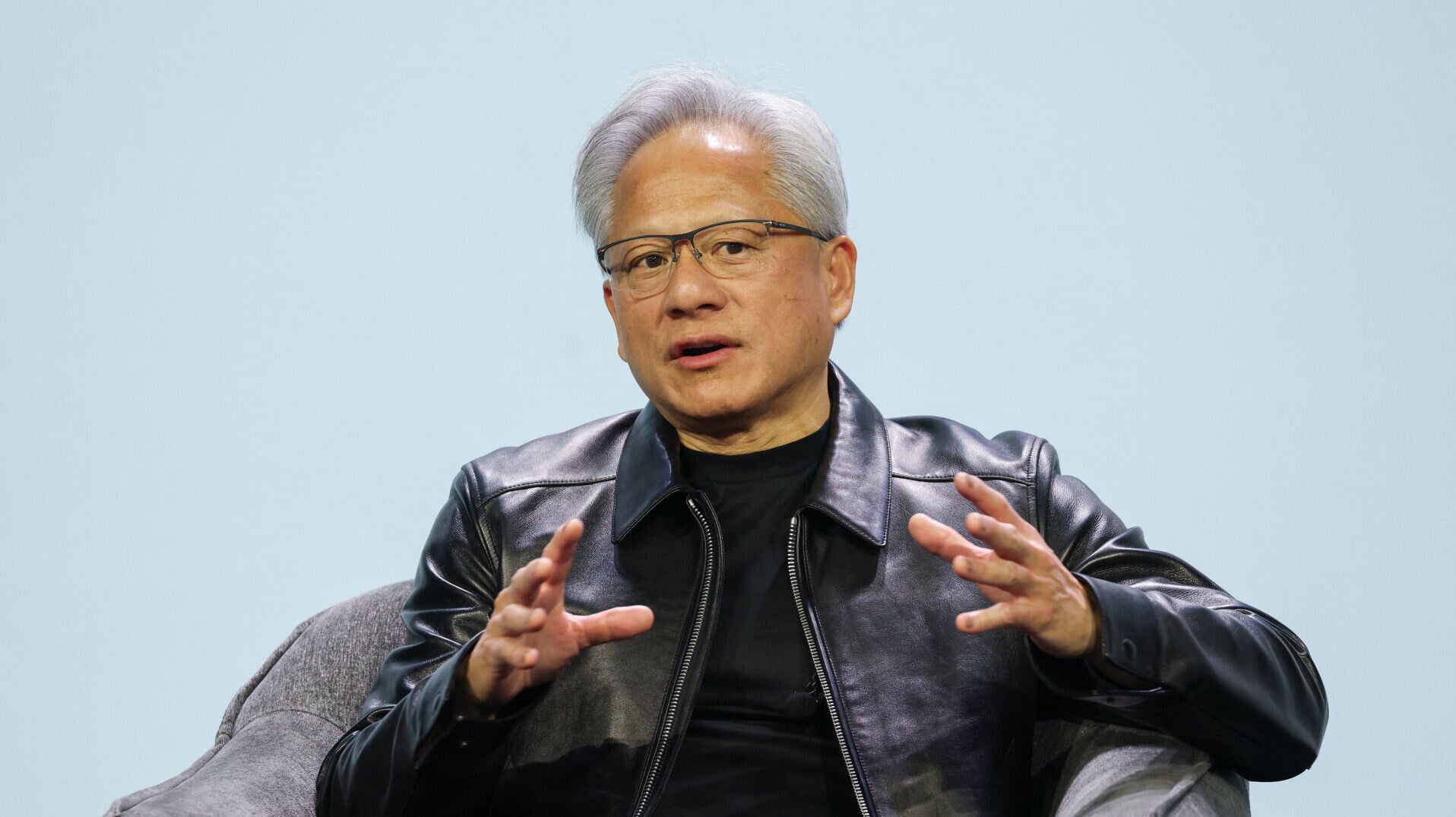 黃仁勳表示，假如有客戶正在開發不安全的AI，會停止向其供應晶片。(資料圖片/路透社)