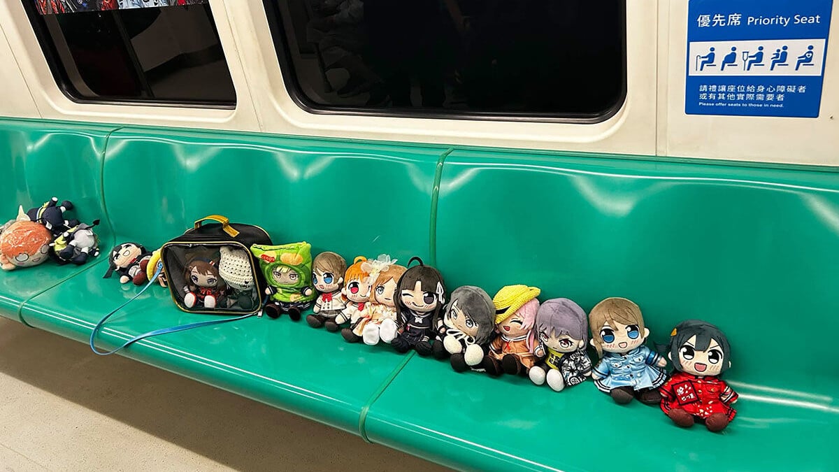 有動漫迷同好近日在一列捷運列車上，排滿十多隻公仔拍照「打卡」。(Threads圖片)