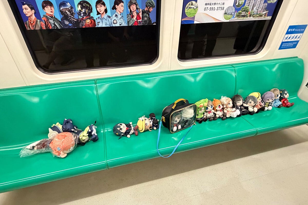 有動漫迷同好近日在一列捷運列車上,排滿十多隻公仔拍照「打卡」。(Threads圖片)