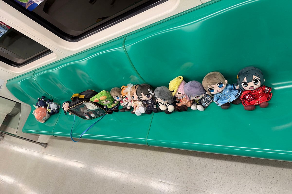 有動漫迷同好近日在一列捷運列車上,排滿十多隻公仔拍照「打卡」。(Threads圖片)