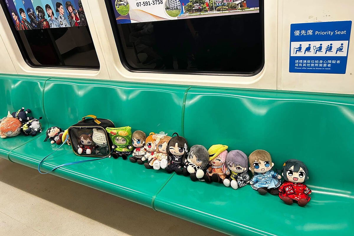 有動漫迷同好近日在一列捷運列車上,排滿十多隻公仔拍照「打卡」。(Threads圖片)