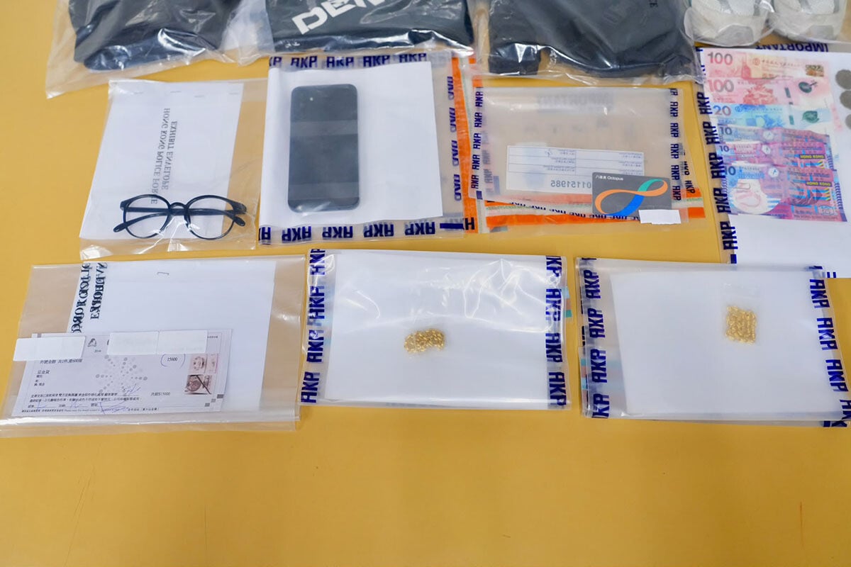 警方起回案中部分被盜的金鏈。