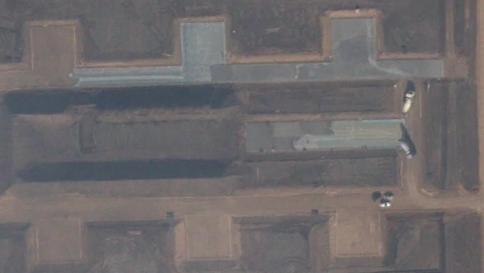 衛星影像顯示，俄羅斯羅斯托夫州米列羅沃附近，一個大型無人機發射場正在建設。（圖／路透社）