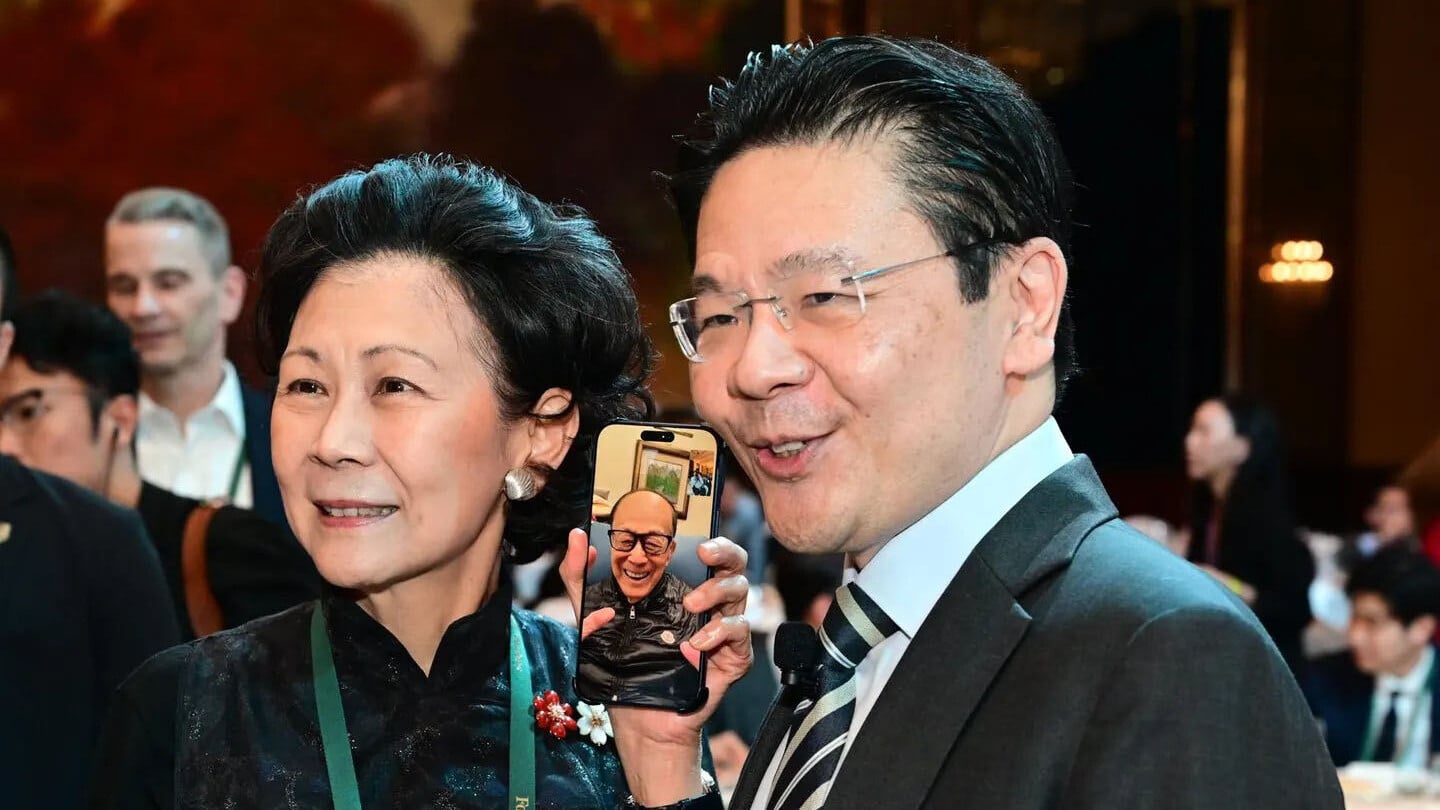 李嘉誠(電話中)與周凱旋(左)及黃循財(右)隔空同框。(《福布斯》圖片)