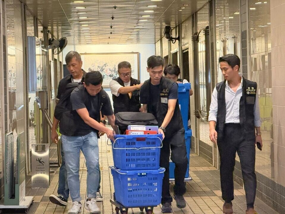 臺日電梯於觀塘翠屏北邨和沙田博康邨的更換升降機工程出現嚴重缺失。警方到柴灣工業城辦公室搜證