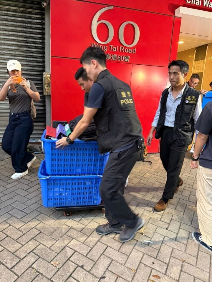 臺日電梯於觀塘翠屏北邨和沙田博康邨的更換升降機工程出現嚴重缺失。警方到柴灣工業城辦公室搜證