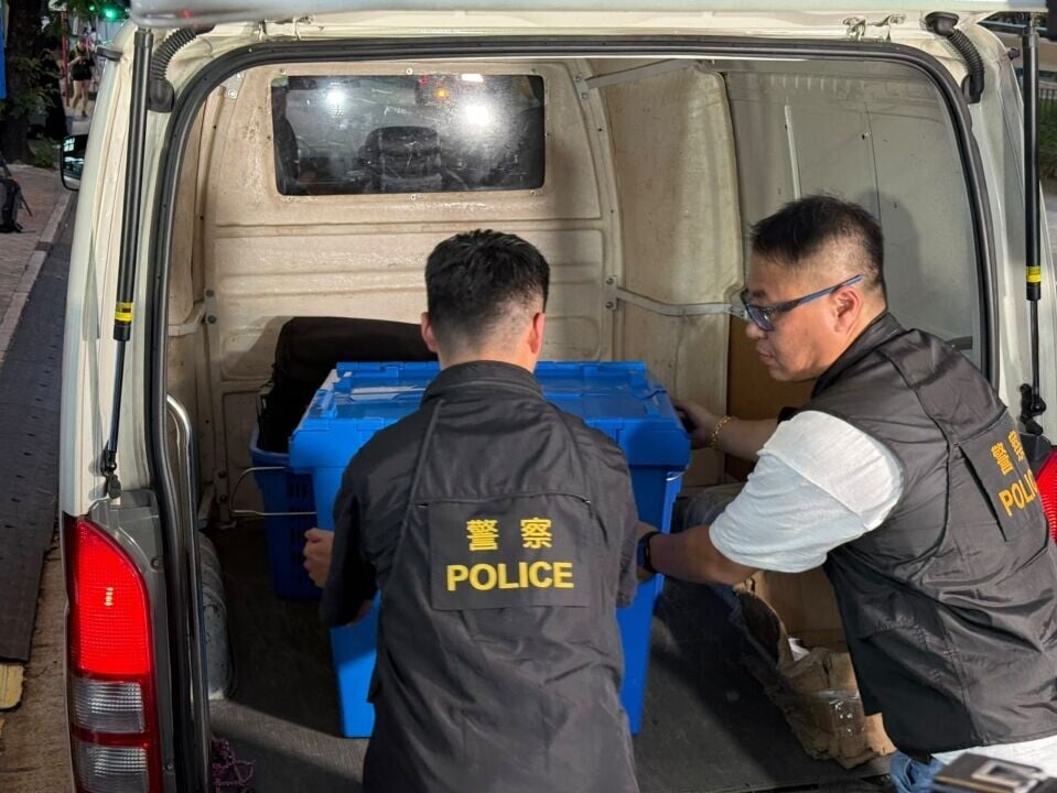 臺日電梯於觀塘翠屏北邨和沙田博康邨的更換升降機工程出現嚴重缺失。警方到柴灣工業城辦公室搜證