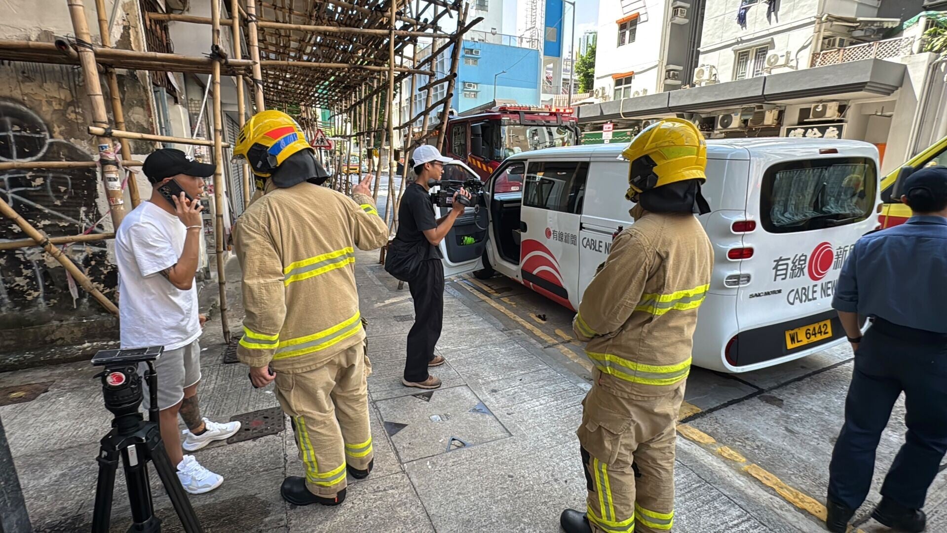 長沙灣元州街一輛有線新聞採訪車,車內有外置充電器起火。攝影師長褲燒爛,臀部及左手燒致脫皮,腳部告受傷,座椅焚毀。