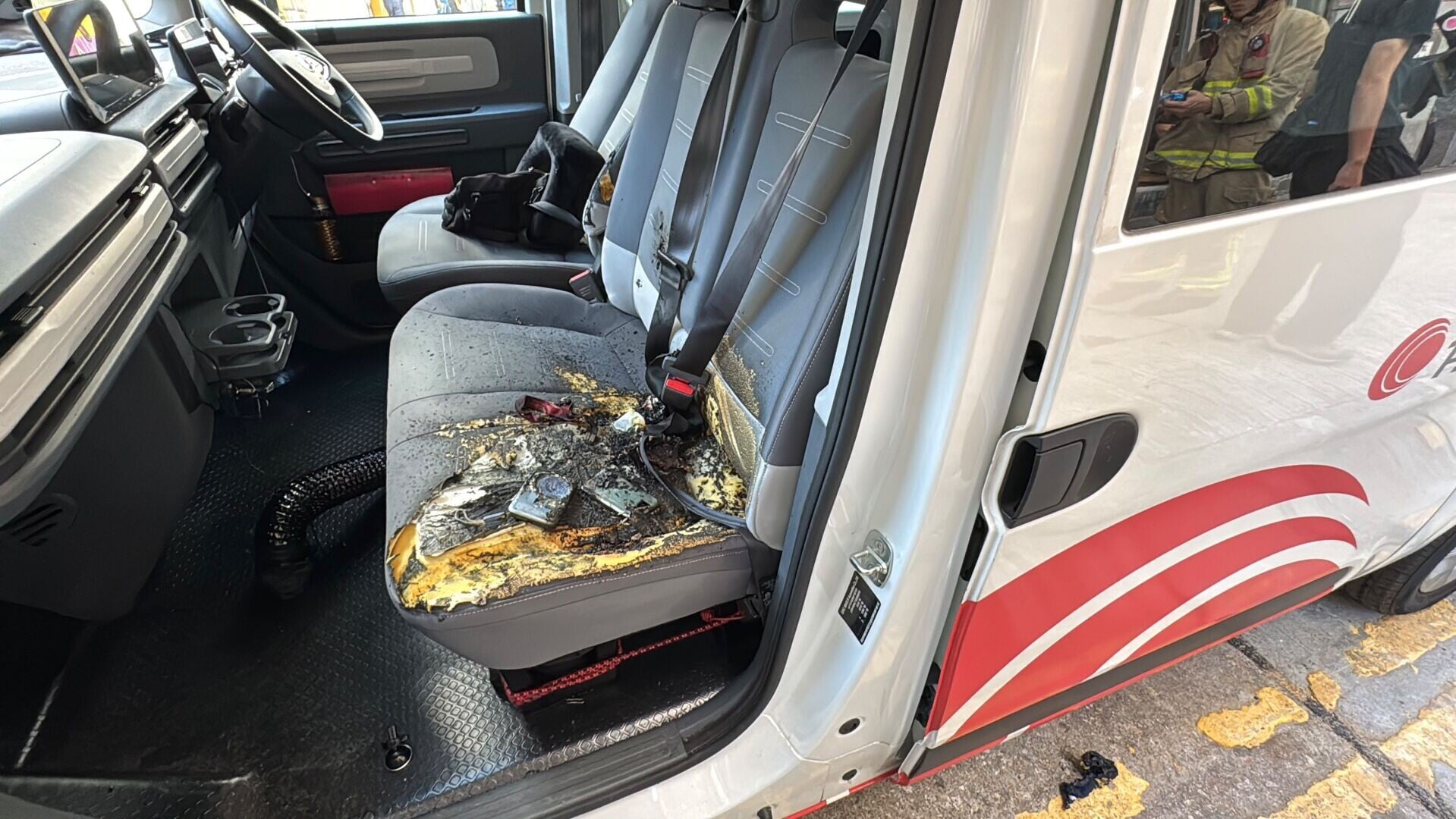 長沙灣元州街一輛有線新聞採訪車,車內有外置充電器起火。攝影師長褲燒爛,臀部及左手燒致脫皮,腳部告受傷,座椅焚毀。