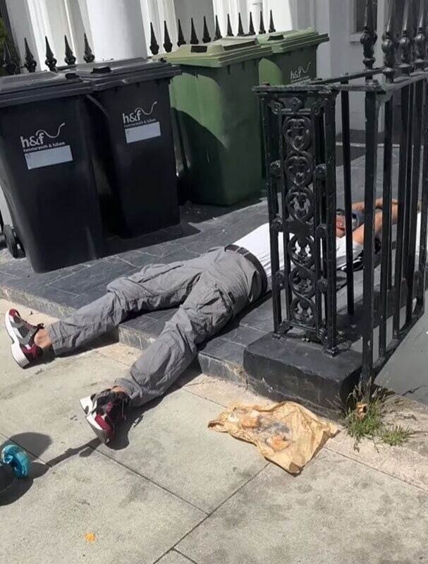 Mahrah被途人發現赤腳癱坐在路邊欄杆旁,附近有一名昏迷男子。(X)