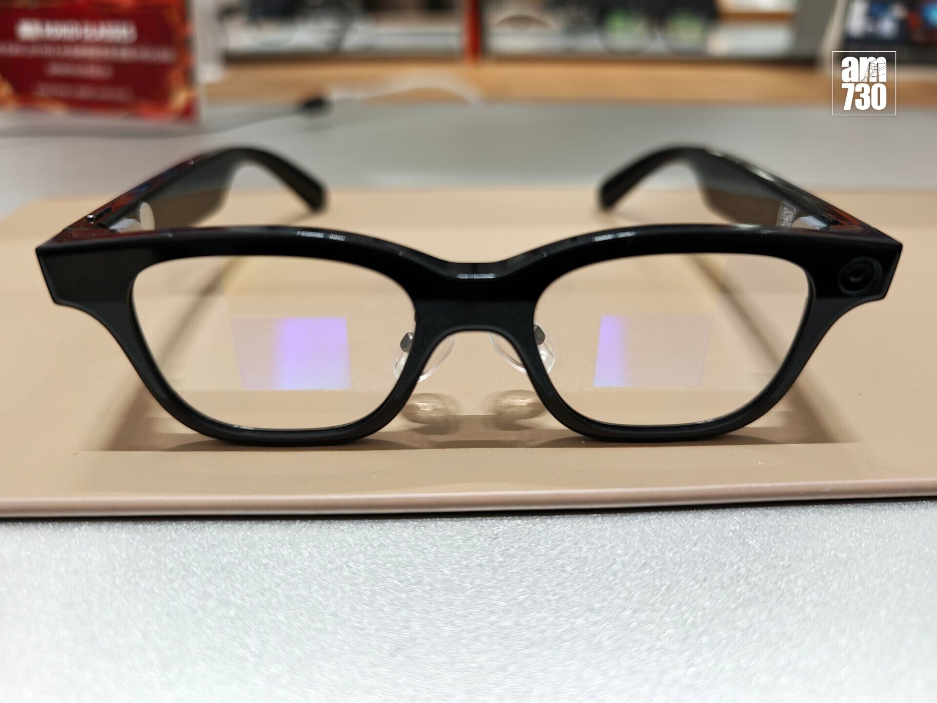 Rokid Glasses採用黑框方型鏡片設計。