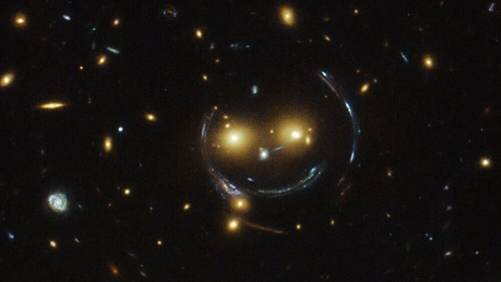 NASA哈勃望遠鏡拍得「宇宙微笑」奇景，展現時空扭曲。(X)