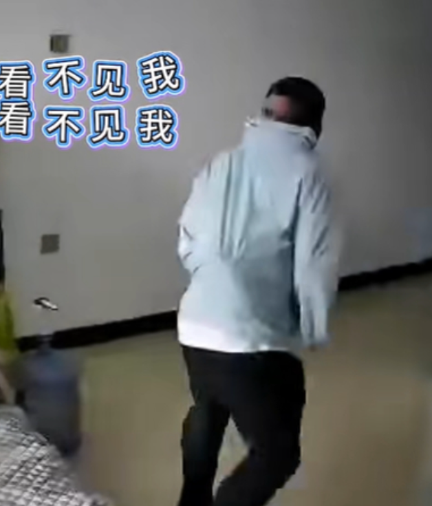 四川一名男子戴上印有男星「彭于晏」面孔的頭套偽裝潛入民居犯案,豈料甫踏入客廳便赫見對正室內監控鏡頭,當場轉身逃去,更於當晚迅速落網。(網上圖片)