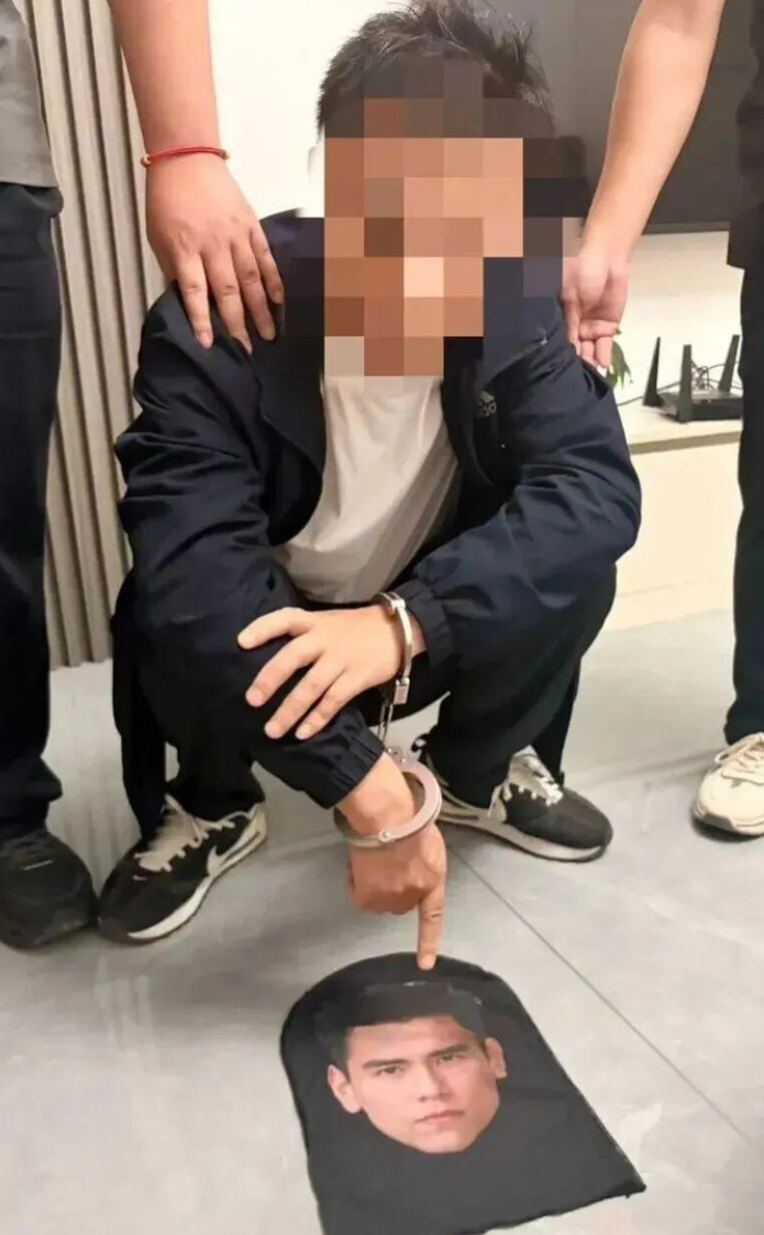 四川一名男子戴上印有男星「彭于晏」面孔的頭套偽裝潛入民居犯案,豈料甫踏入客廳便赫見對正室內監控鏡頭,當場轉身逃去,更於當晚迅速落網。(網上圖片)
