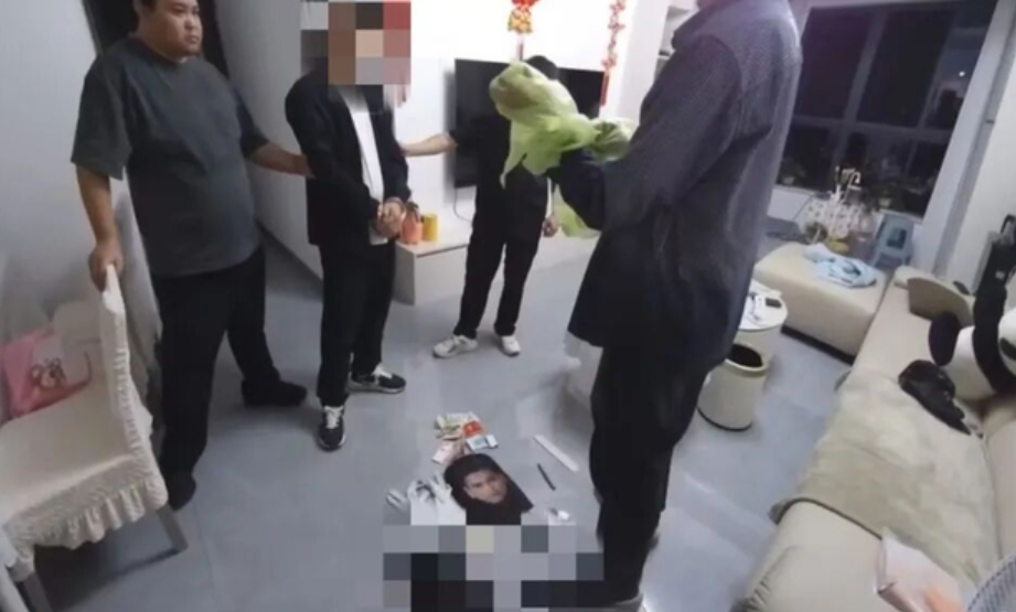 四川一名男子戴上印有男星「彭于晏」面孔的頭套偽裝潛入民居犯案,豈料甫踏入客廳便赫見對正室內監控鏡頭,當場轉身逃去,更於當晚迅速落網。(網上圖片)