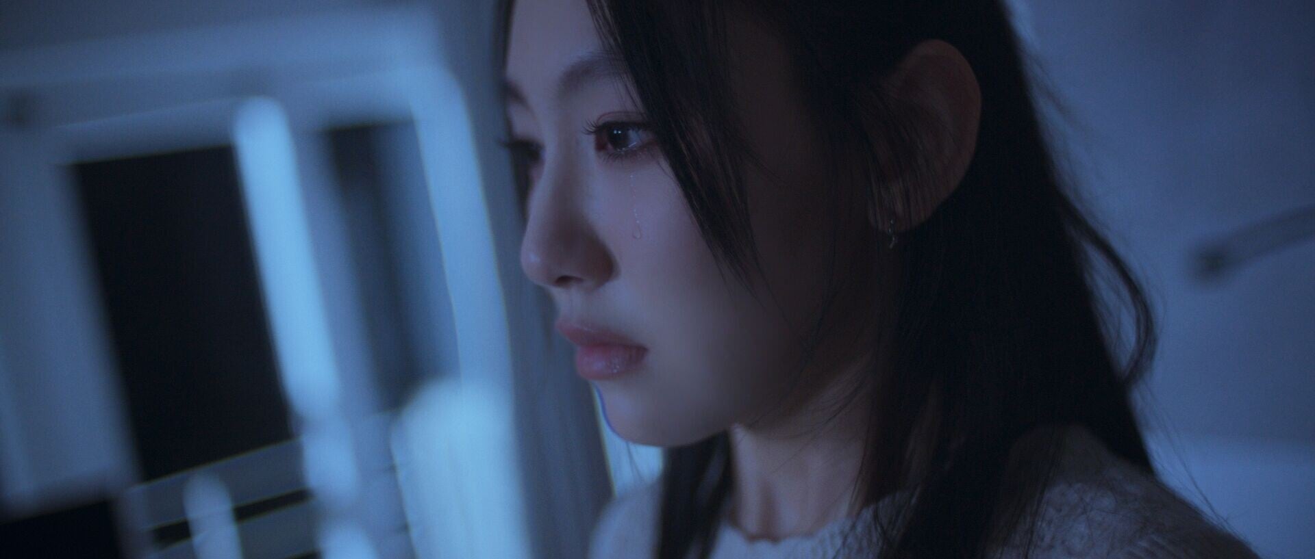 14 MV 劇照 Gigi 炎明熹 在搖搖板上相對的我們