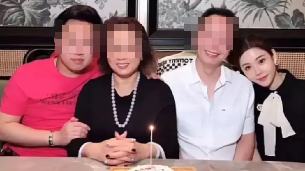 蔡天鳳碎屍案｜蔡天鳳(右一)家翁、譚仔米線創辦人譚澤均(右二)作供，指兒子譚方駿(左一)與蔡生活「非常開心」(網上圖片