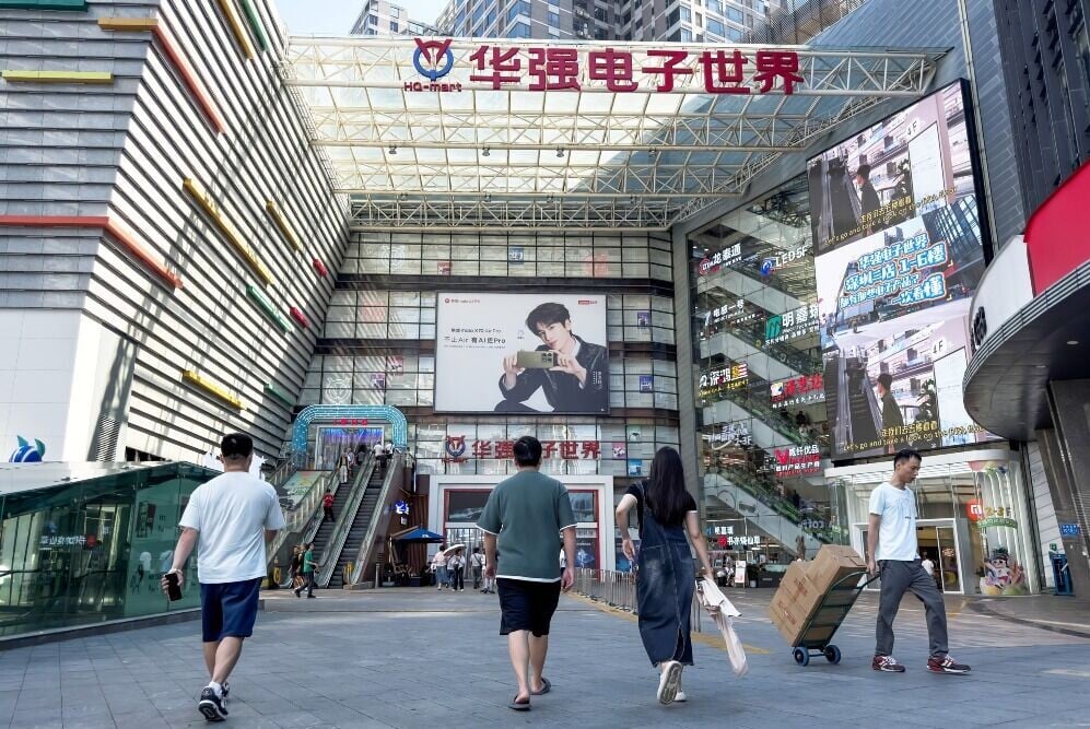 華強北電子世界有「中國電子第一街」之稱,不單吸引本地人,連外國遊客都慕名而來,購買高科技產品。(圖片來源:視覺中國)