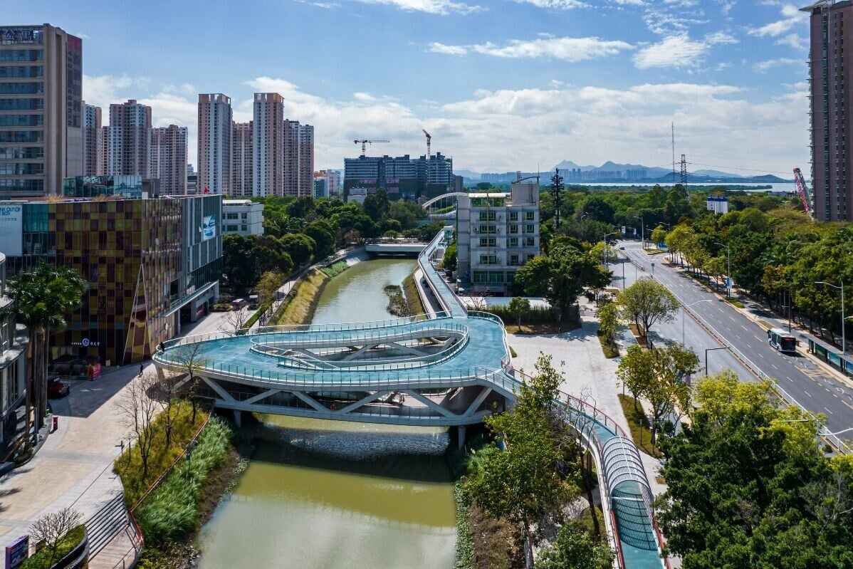 新洲河碧道全長7.8公里,其中空中棧道是必到之處。棧道離地約3至6米,既避免干擾河岸生態,亦提供俯瞰河流與城市的獨特視角。(圖片來源:視覺中國)