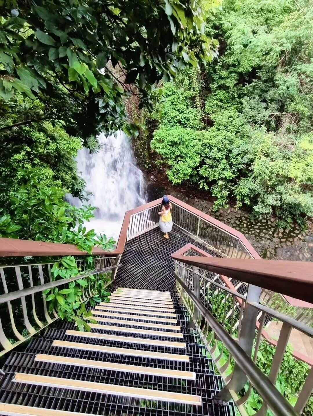 深雲谷瀑布從塘朗山南麓傾瀉而下,達五、六十米高,水幕撞擊岩石,水霧騰起,站在棧道上,涼意撲面而來,是城市中難得的自然美景。(圖片來源:雅煾@小紅書)