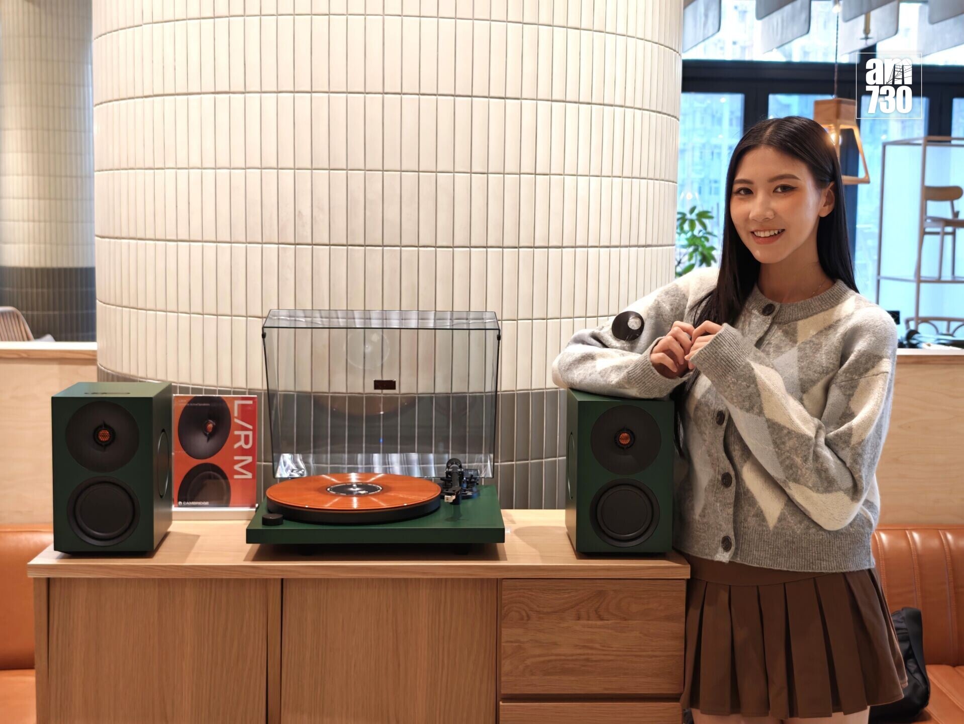 Cambridge Audio Spira黑膠唱盤配合廠方自家的L/R喇叭超高顏值。