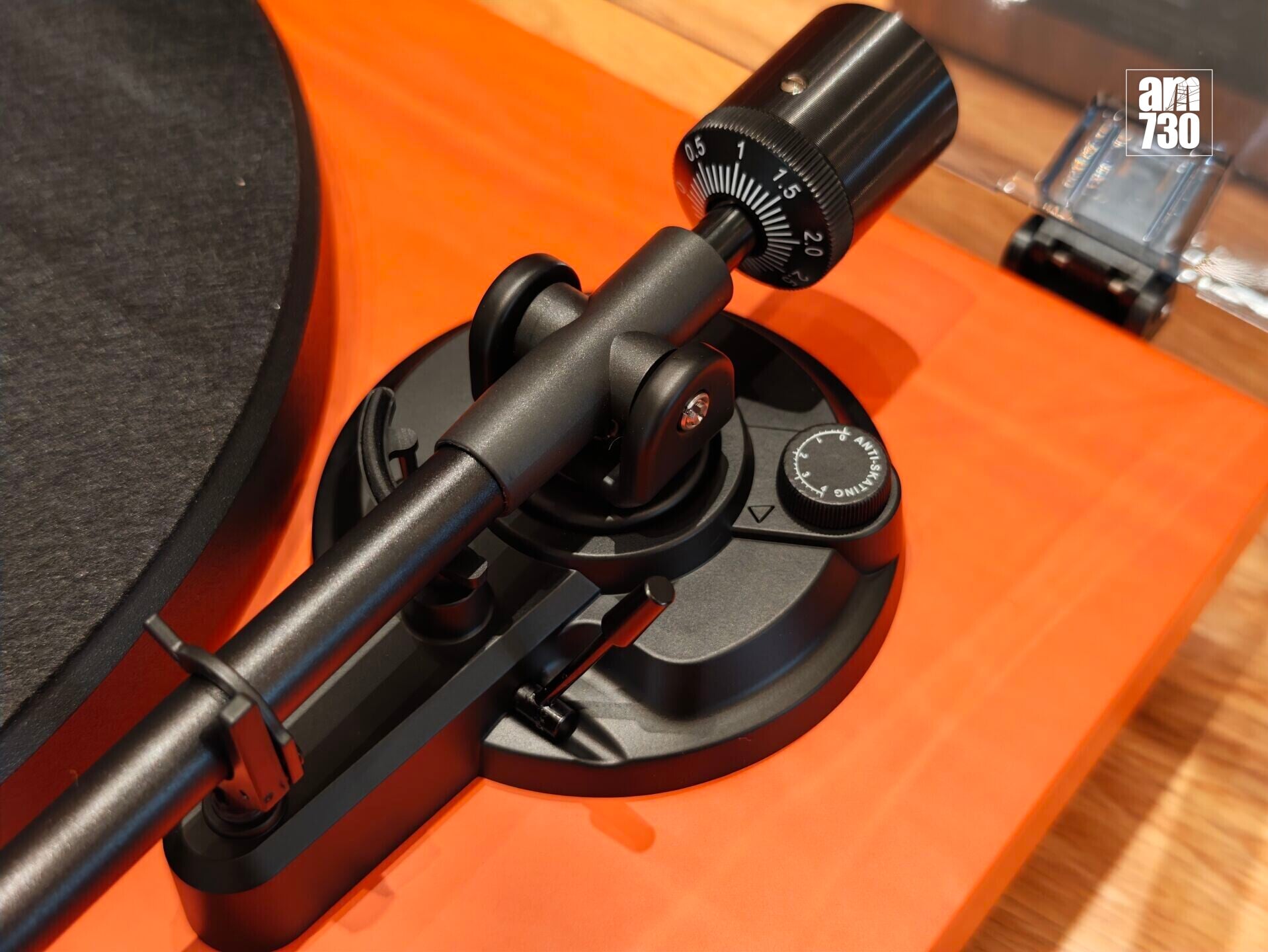 Cambridge Audio Spira黑膠唱盤設有黑色鋁合金唱臂。