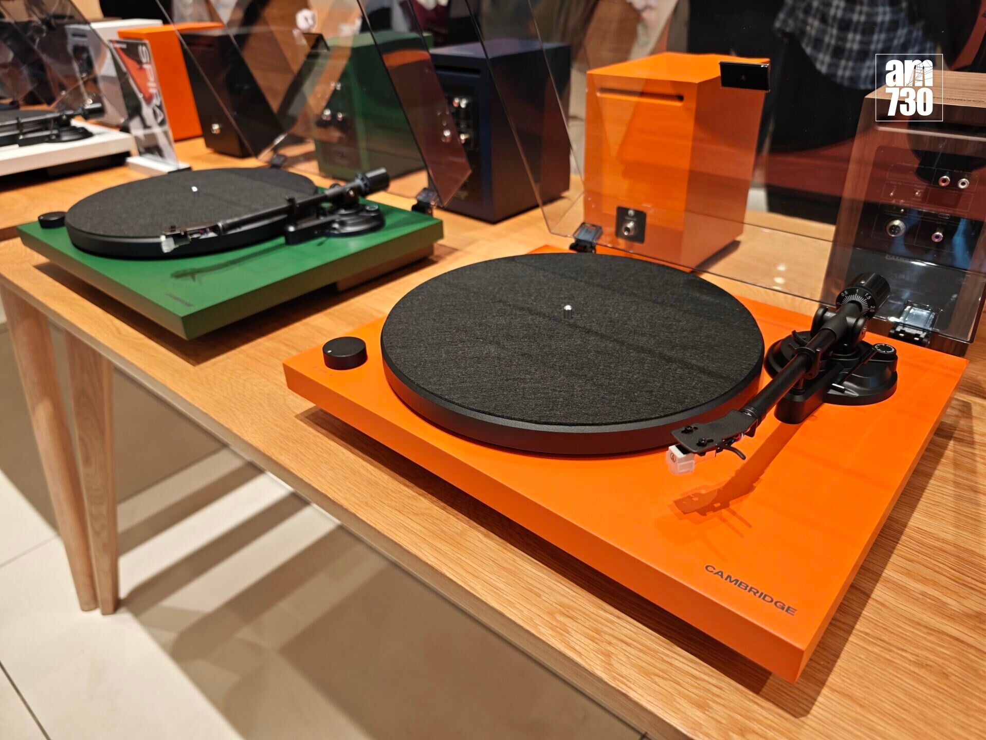 Cambridge Audio Spira黑膠唱盤帶來少見的鮮橙及綠色。