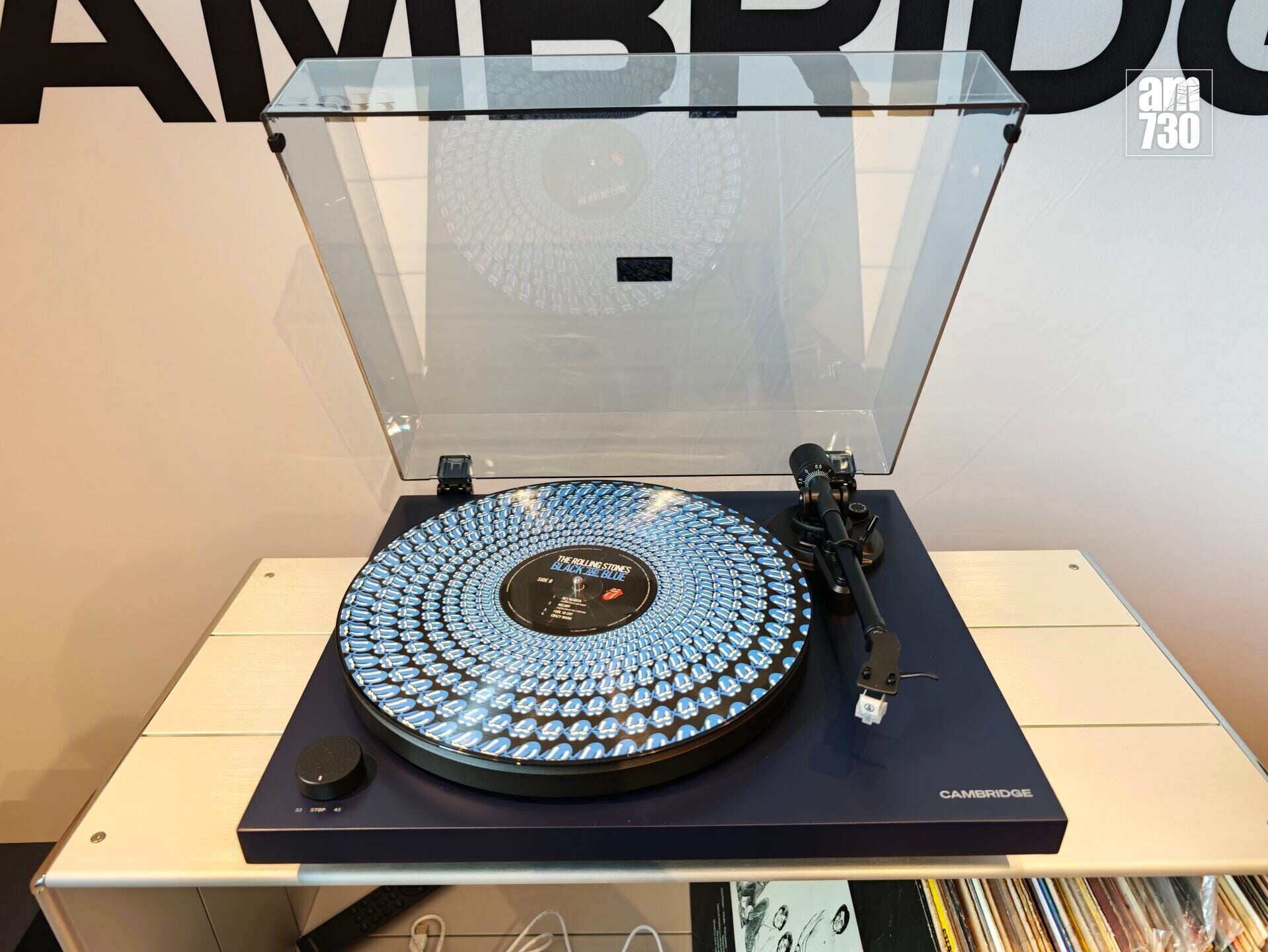 Cambridge Audio Spira黑膠唱盤深藍色很有質感。