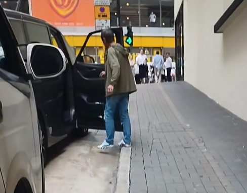 中環一名疑因違例泊車被抄牌的七人車司機情緒激動,近距離指罵現場交通督導員(影片截圖)