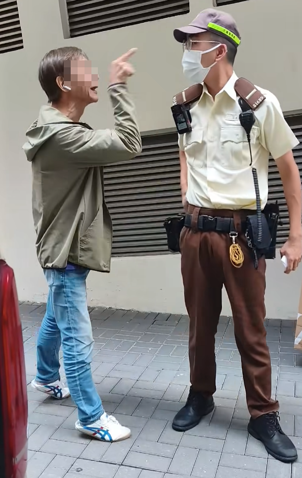 中環一名疑因違例泊車被抄牌的七人車司機情緒激動,近距離指罵現場交通督導員(影片截圖)