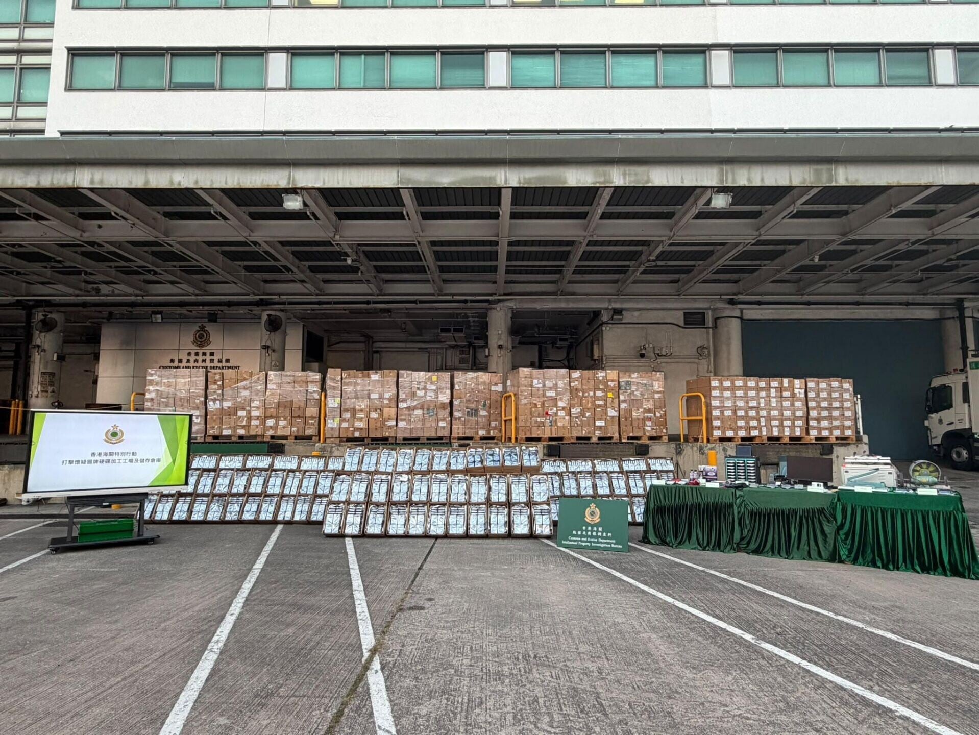 海關打擊懷疑冒牌硬碟加工工場及儲存倉庫,檢獲約6800件懷疑冒牌硬碟,估計市值約5000萬元。(政府新聞處)